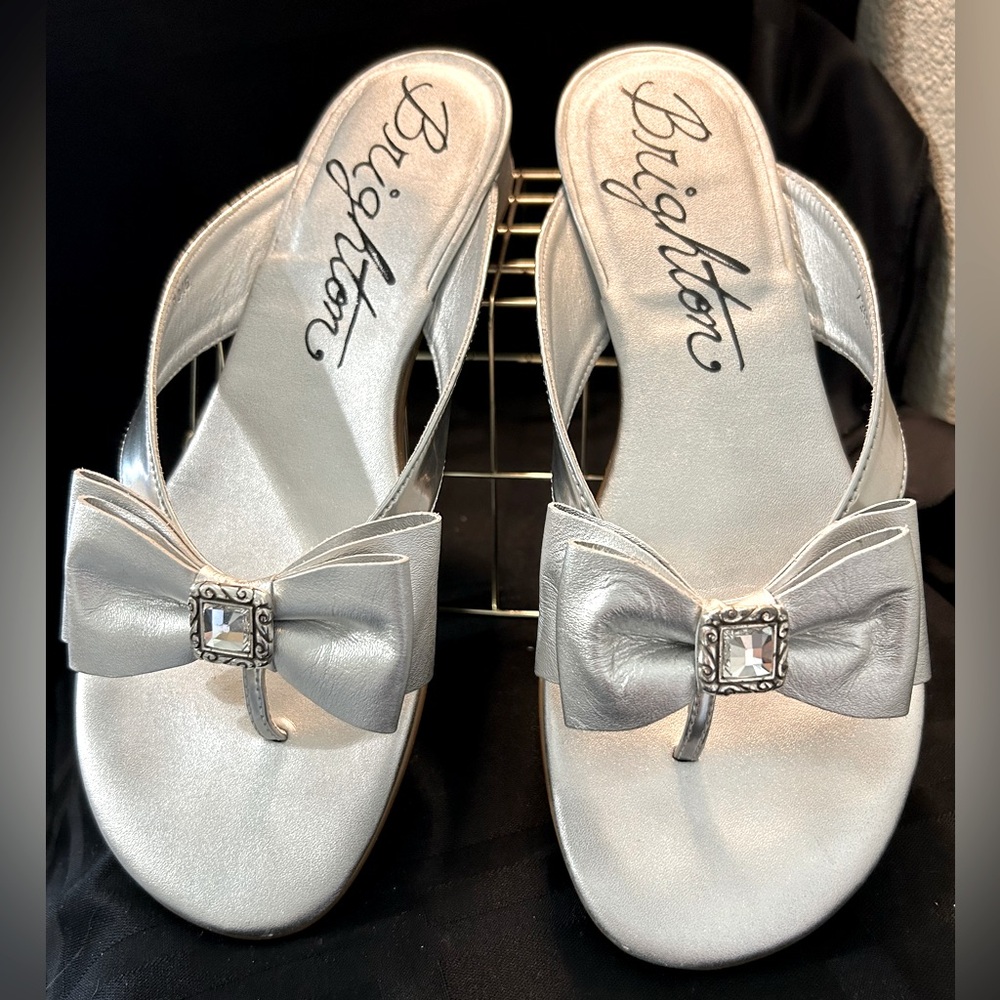 BRIGHTON ‘NELL’ SILVER METALLIC LEATHER BOW SANDAL w/Crystal Accent Sz. 7